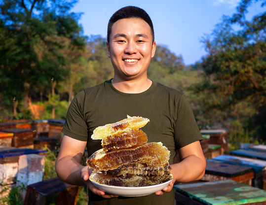 限時搶購:#買一送一【因為自家做的是100%土蜂蜜,不摻假,所以做不了大規模生產,每月網路出售土蜂蜜限定800瓶 木桶蜂巢蜜限定600盒 (免運費)】台灣在地高山野生土蜂蜜 0添加 0污染 0加工 古法木桶養殖 100%天然蜂蜜 濃度更高 更健康 吃出自然味道 限時搶購:#買一送一【因為自家做的是100%土蜂蜜,不摻假,所以做不了大規模生產,每月網路出售土蜂蜜限定800瓶 木桶蜂巢蜜限定600盒 (免運費)】台灣在地高山野生土蜂蜜 0添加 0污染 0加工 古法木桶養殖 100%天然蜂蜜 濃度更高 更健康 吃出自然味道